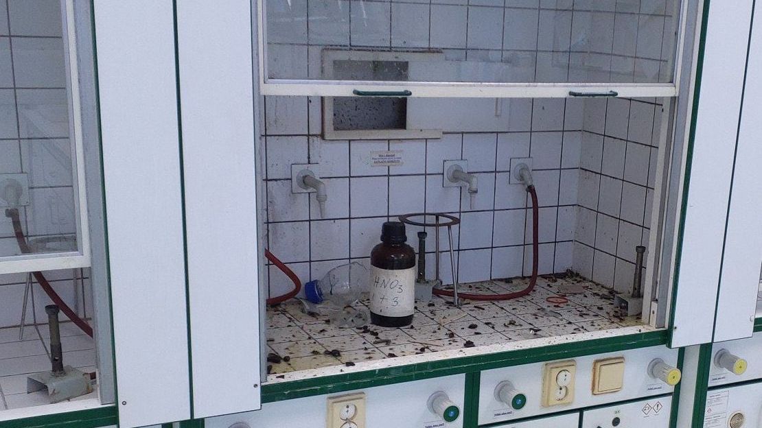 Výbuch ve školní laboratoři v centru Prahy: Dívku popálila směs kyselin